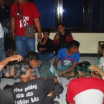 Para anak punk yang terjaring razia diminta untuk saling mencukur rambut temannya sebelum didata dan dipulangkan. foto: ZAINAL ABIDIN/ BANGSAONLINE