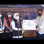 Gubernur Khofifah secara simbolis memberikan bantuan kepada para korban bencana puting beliung melalui Bupati Madiun Ahmad Dawami.