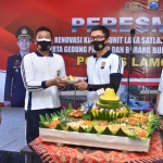 Kapolres Lamongan, AKBP Harun (dua dari kanan) menyerahkan potongan tumpeng saat peresmian kantor Unit Laka Satlantas.