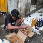 Salah satu penjual miras beserta barang bukti yang diamankan