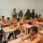 Wali Kota Pasuruan Adi Wibowo saat menyapa para siswa SRMP 28 Kota Pasuruan yang sedang menjalani MPLS.