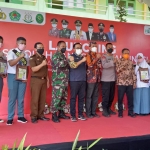 Bupati Pamekasan Baddrut Tamam foto bareng forkopimda dan satgas Covid-19 tingkat sekolah saat launching empat sekolah tangguh.