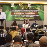 Bupati Mojokerto, Ikfina Fahmawati, saat memberi pemaparan di depan ratusan petani tembakau dari Kecamatan Dawarblandong, Jetis, dan Kemlagi serta sejumlah penyuluh pertanian.