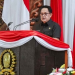 Pj Gubernur Jatim, Adhy Karyono, saat memberi sambutan dalam rapat paripurna.