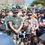 Kapolri, Panglima TNI dan Menkes saat memberikan keterangan persnya.
