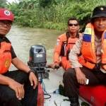 Tim penyelamat gabungan menyusuri kali. foto: gunadhi/ BANGSAONLINE