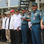 Menteri Perhubungan Budi Karya Sumadi bersama jajaran Forkopimda saat menyambut kedatangan pemudik menggunakan KRI Makassar-590.