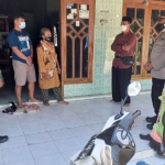 Danramil mendatangi salah satu rumah warga yang hendak menggelar hajatan.