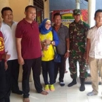 Langit Kresna Janitra (tengah pakai kaos merah) bersama jajaran Dinkes Kabupaten Mojokerto.