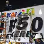 Petugas saat melakukan uji B50 di lokomotif kereta api. Foto: KAI