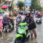 Banjir luapan Kali Lamong menjadi salah satu tolok ukur warga menilai adanya ketimpangan pembangunan di Gresik Selatan. foto: SYUHUD/ BANGSAONLINE