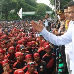 Gubernur Jawa Timur saat memberi sambutan dalam peringatan May Day.