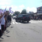 Kibaran bendera dan kaos bergambar Jokowi menyambut kedatangan Sandiaga Uno di Nganjuk. foto: BAMBANG/ BANGSAONLINE