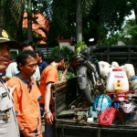 Polsek Ujungpangkah ketika ekspos tersangka dan barang bukti kambing. foto: syuhud/ BANGSAONLINE