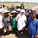 Khofifah saat berfoto bersama para Petani Magersari, Tuban.