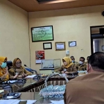 Direktur RSD dr. Soebandi Jember, Lilik Lailiyah, saat memimpin rapat koordinasi.