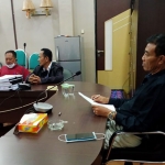 Calon Perangkat dan Tokoh Masyarakat Desa Kejapanan saat audiensi dengan Komisi I DPRD Kabupaten Pasuruan. (foto: ist).