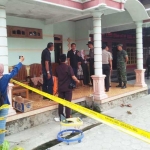 Densus 88 menggeldah rumah Hendrasti Wijanarko di Dukuh Bangunasri Desa Balong Kecamatan Balong, Kabupaten Ponorogo, Selasa (24/10).