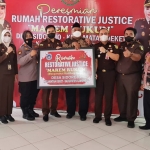 Tim Kejari Lamongan foto bersama usai peresmian rumah restorative justice.