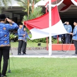 Ketua Korpri Kota Kediri, Bagus Alit, saat menjadi inspektur upacara. Foto: Ist