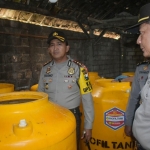 Petugas gabungan dari Polri, TNI serta Satpol PP Kecamatan Semanding kembali gerebek rumah produksi arak berkapasitas ribuan liter di Desa Tegalagung, Kecamatan Semanding, Kabupaten Tuban, Rabu (28/3).