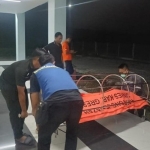 Petugas saat mengevakuasi jasad korban