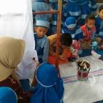 Sejumlah anak mengikuti arahan pendamping batik. foto: suwandi/ BANGSAONLINE