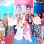 Gus Syaf foto bersama ibu-ibu UMKM Jombang sambil mengepalkan tiga jari. Foto: BANGSAONLINE