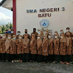 Guru SMAN 3 Batu saat foto bersama.