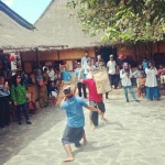 Atraksi Tarian Adat Peresean yang merupakan tarian perang dari Desa Sade. Ini atraksi yang paling disukai turis baik lokal maupun mancanegara. foto: DIDI ROSADI/ BANGSAONLINE