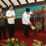Bupati Malang Drs. H. M. Sanusi membuka acara pencanangan Gerakan Serentak Minum TTD di Pendopo Agung Kabupaten Malang.