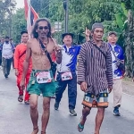 Peserta Tajemtra atau kegiatan Gerak Jalan Tanggul-Jember Tradisional.