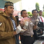 Kapolres Kediri AKBP Sumaryono didampingi Kasat Reskrim AKP M. Aldy Sulaiman saat menggelar kasus pelaku pencurian. foto: ARIF K/ BANGSAONLINE