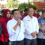 Penanggung Jawab dan Pembina KJRA Marjoko (pegang mik) bersama Lutfi Mahmudiono saat melepas keberangkatan rombongan KJRA ke Jakarta. Foto: Ist