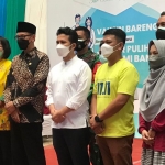 Wakil Gubernur Jawa Timur, Emil Elestianto Dardak (tengah berbaju putih), saat berkunjung dalam giat vaksinasi di Kabupaten Jember.