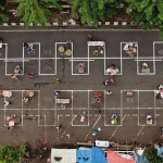 Penerapan physical distancing kepada para pedagang di Pasar Pegirian. (foto: ist).