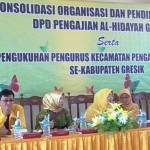 Ketua DPD II Golkar Gresik Ahmad Nurhamim, Bendahara Atek Ridwan, anggota FPG DPR RI Eni Maulani.S saat pengukuhan jamiyah al-Hidayah. foto: SYUHUD/ BANGSAONLINE