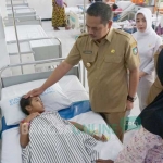 Wabup Jombang Sumrambah saat sidak pasien demam berdarah di RSUD Jombang. foto: RONY S/ BANGSAONLINE