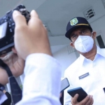 Sekda Kota Madiun, Soeko Dwi Handiarto memberikan keterangan pers usai apel persiapan penyemprotan disinfektan.