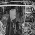 Rekaman CCTV yang merekam aktivitas seorang pria yang diduga menjadi pelaku pembunuhan juragan toko di Blitar beredar di media sosial. (foto: ist)