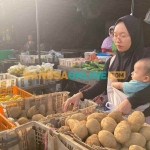 Salah satu konsumen saat belanja kebutuhan dapur di Pasar Keling, Kelurahan Pacar Kembang, Kecamatan Tambaksari. Foto: Sulthon/Bangsaonline.