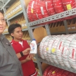 Part Division Head PT MPM Hari Subagyo saat menunjukkan beberapa sparepart yang dijual di gerai MEPS Kediri. Foto: ARIF K/BANGSAONLINE