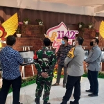 Wali Kota Kediri Abdullah Abu Bakar dan jajaran Forkopimda Kota Kediri saat melihat foto-foto Tempo Doeloe yang dipamerkan di Balai Kota Kediri. foto: ist.