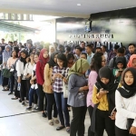 Para pencaker sedang mengantre masuk Gedung Wanita Candra Kencana Jalan Kalibokor Selatan Surabaya, tempat digelarnya Bursa Kerja Terbuka tersebut. foto: ist