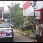 Kapolres Bangkalan AKBP Rama Samtama Putra saat melepas mobil tangguh, Senin (6/7).
