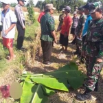 Korban ditutupi daun pisang sebelum dievakuasi.