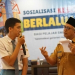 Wakil Wali Kota Kediri saat berbincang dengan salah satu siswa. Foto; Ist