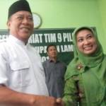 Fadeli berfoto bersama calon wakilnya yang juga ketua PC Muslimat Lamongan, Kartika Hidayati. (foto: haris/BANGSAONLINE)
