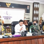 Wali Kota Kediri, Abdullah Abu Bakar didampingi Kapolres Kediri Kota AKBP Miko Indrayana, Dandim 0809 Letkol Kav. Dwi Agung Sutrisno dan Sekeretaris Daerah Kota Kediri Budwi Sunu saat vidcon penyampaian arahan dari Presiden Jokowi. (foto: ist).