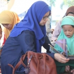 TADARUS: Siswa dan Ortu KB-TK Al Muslim membaca bersama saat acara Pondok Ramadan, Kamis (23/5). foto: ist